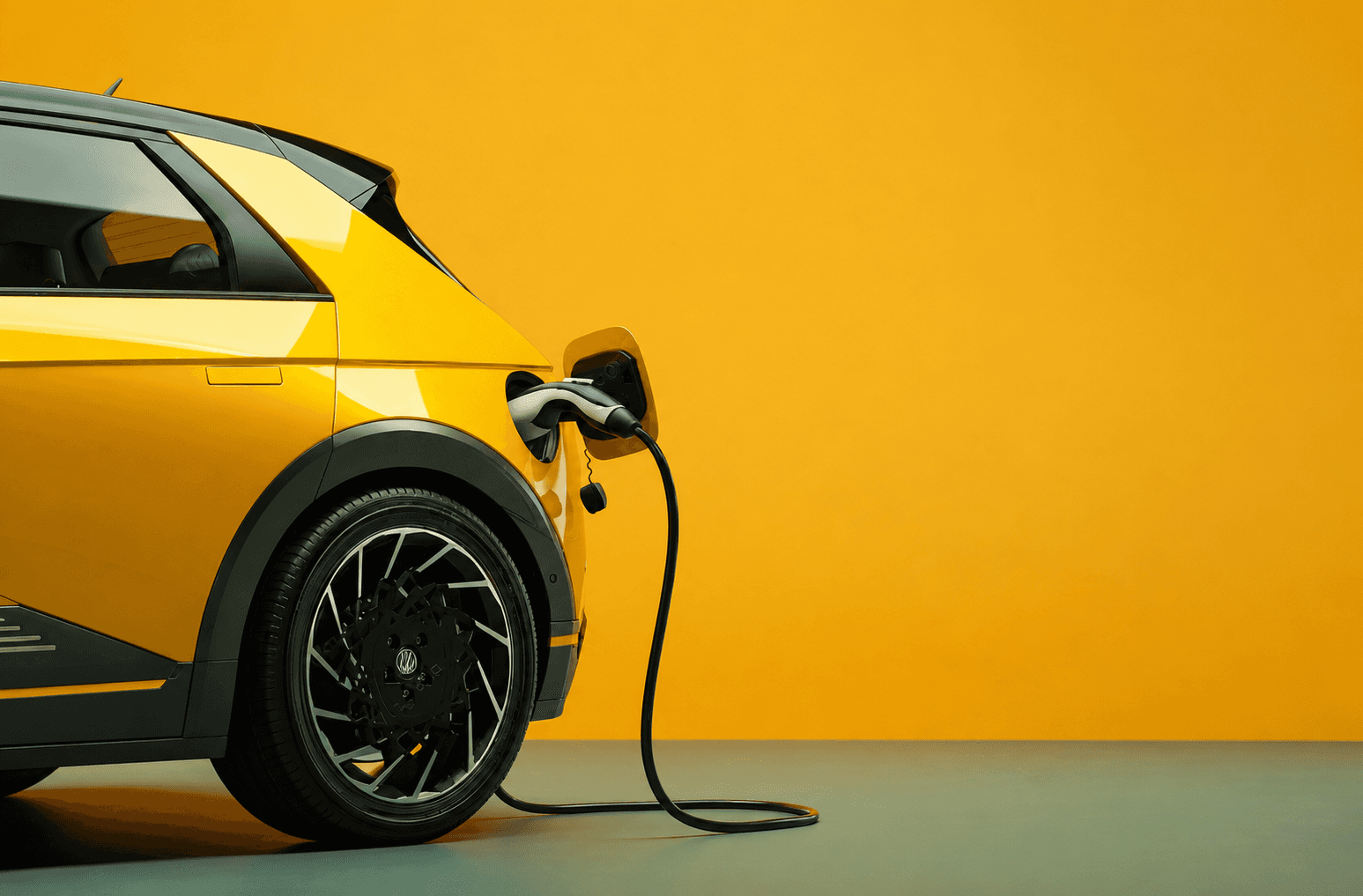 véhicule électrique en charge sur fond jaune