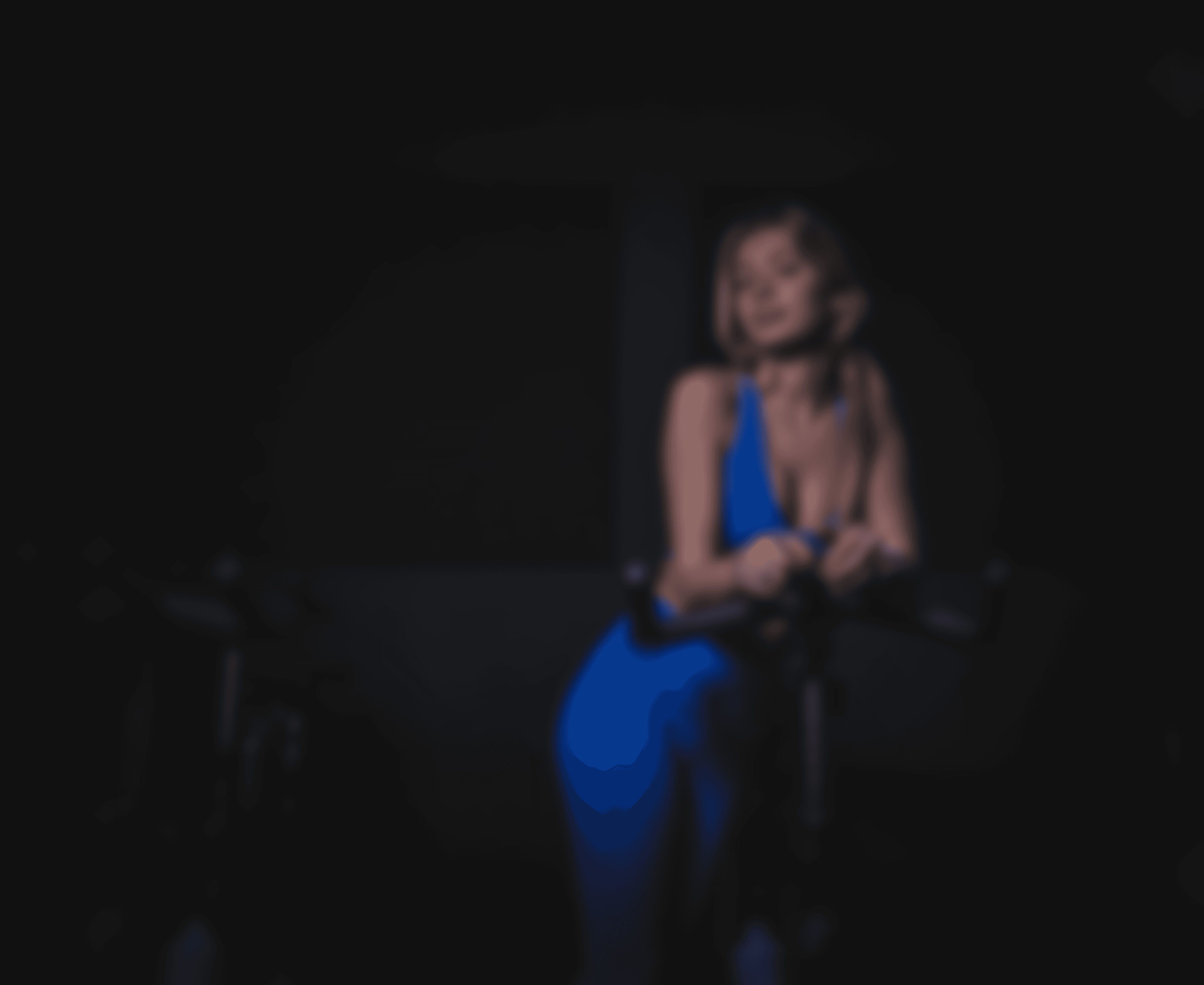 Groupe de riders Spinbreak souriants autour d’un vélo dans le studio avec éclairage coloré