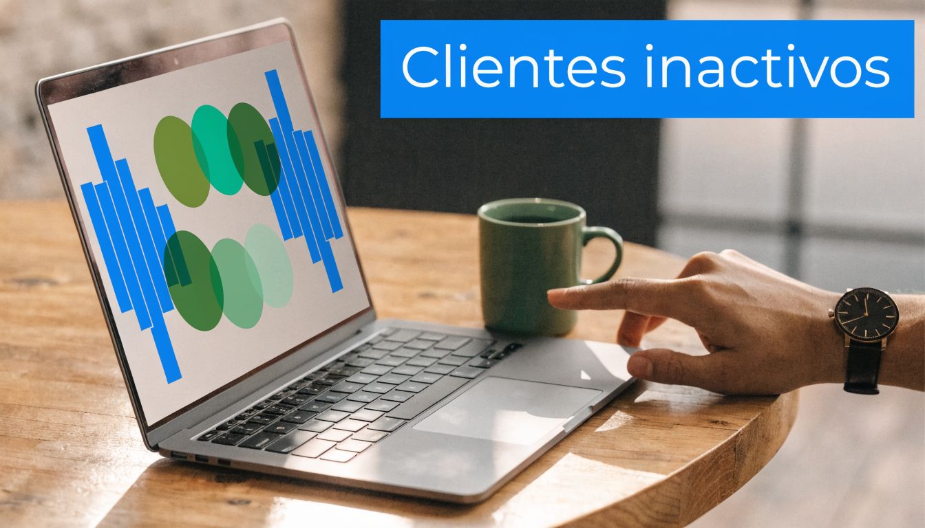 Una persona trabajando en su computadora portátil analizando estrategias para identificar y recuperar clientes inactivos de negocios.