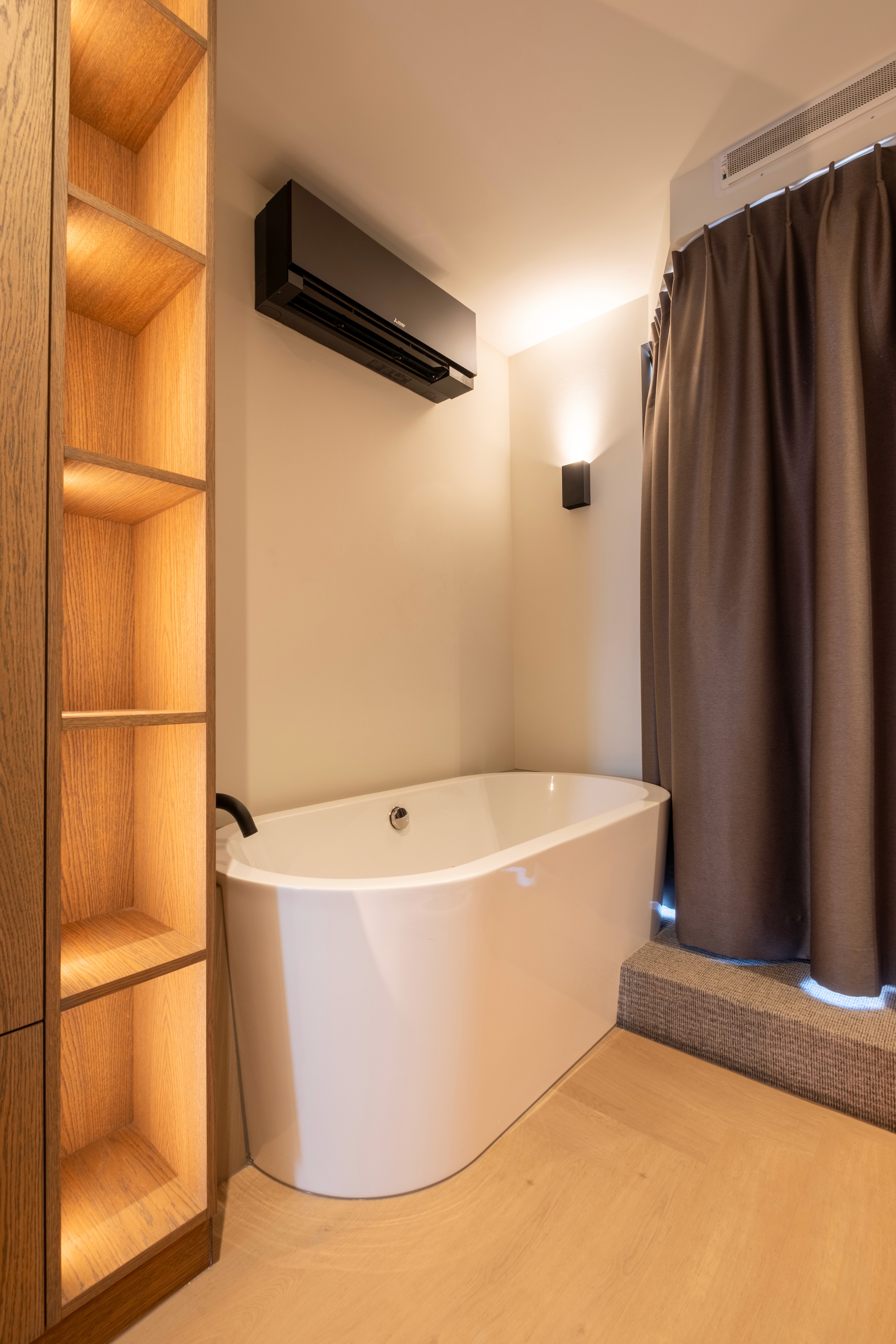 Luxe bad met kaarslicht en zachte handdoeken in wellnesssuite bij Hotel Four Stories
