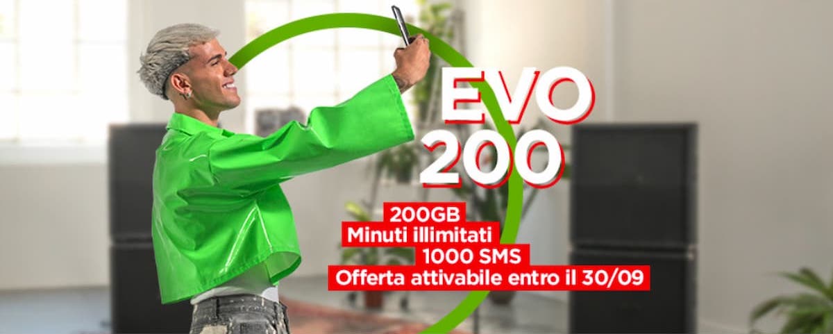 CoopVoce EVO 200 promotional campaign featuring Italian artist AKA 7even in signature green styling, showcasing mobile plan offer with 200GB data, unlimited minutes, and 1000 SMS with limited-time activation deadline - Gen Z repositioning and omnichannel activation campaign by Alessandro Brancati Marketing & Growth Studio
