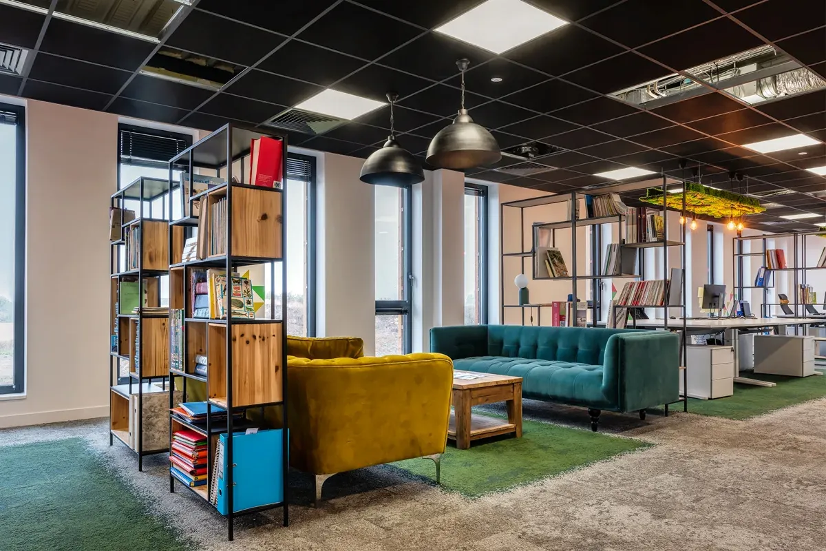 Espace de coworking coloré mobilier contemporain — photo architecture tertiaire Lille | Anteale Yann