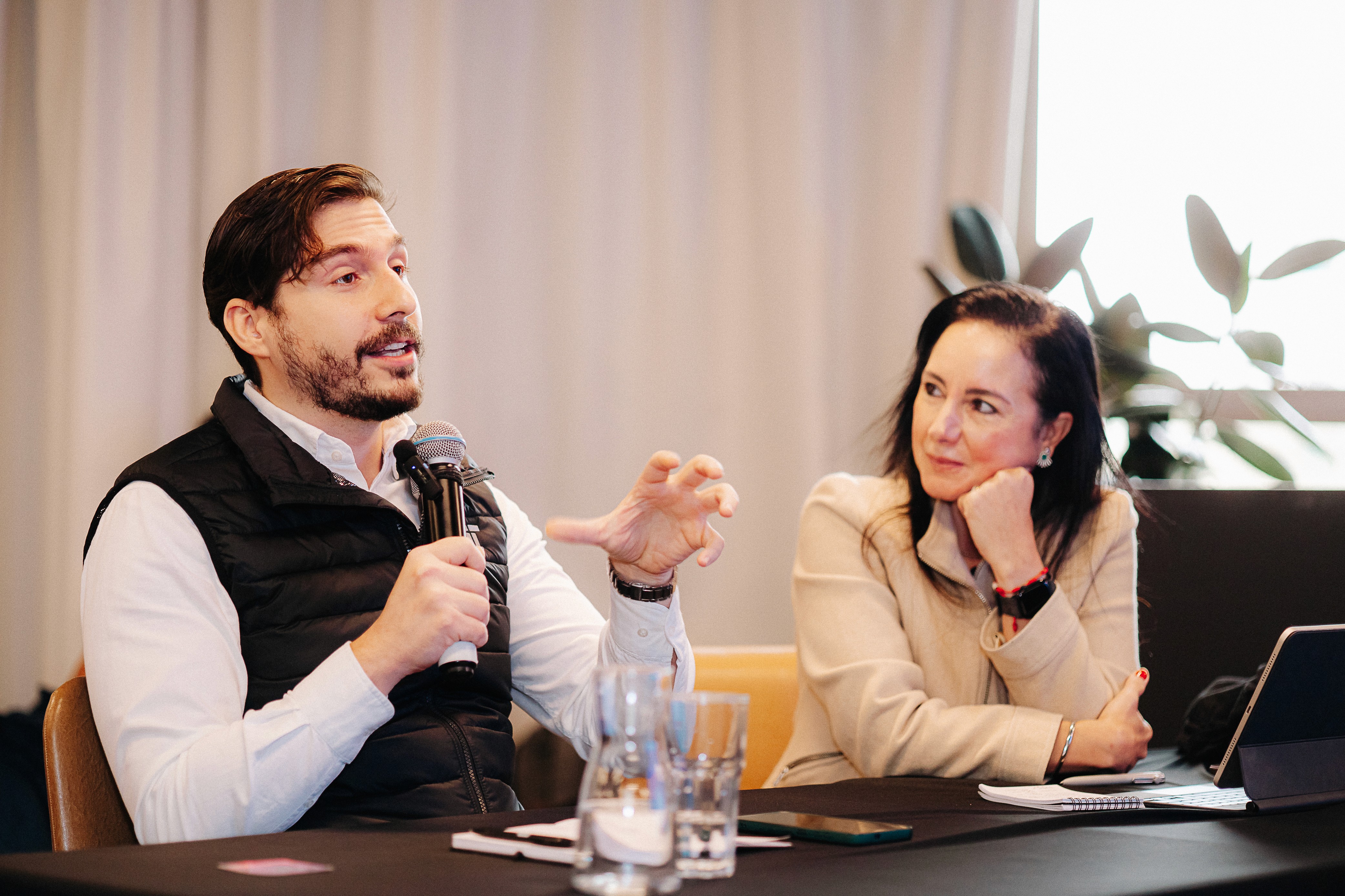 Especialista em IA na Tera. Mulher concentrada em notebook.