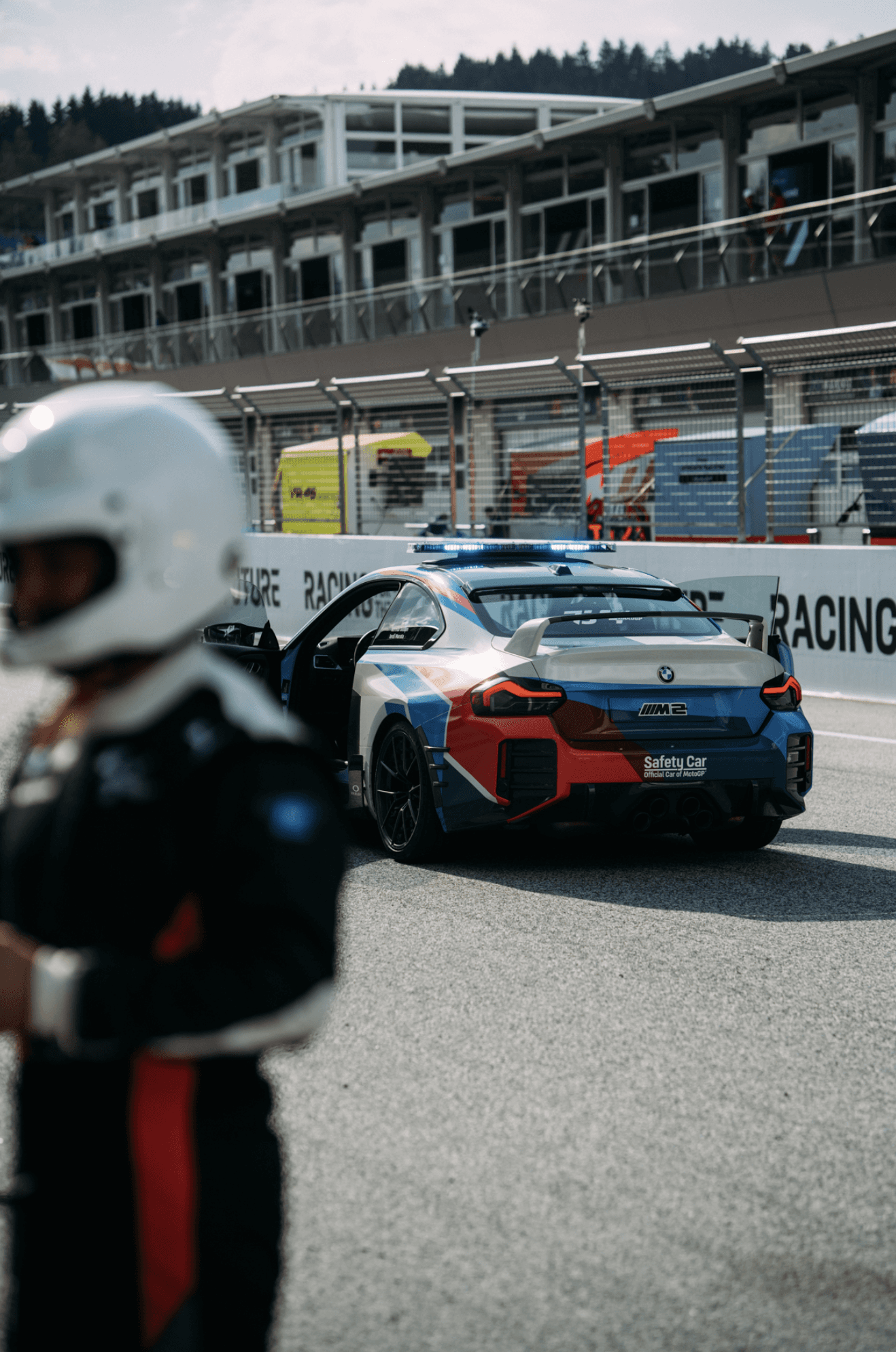 Professionelle Aufnahme eines Safety Cars an der Rennstrecke, Eventfotografie für AlphaTauri von Marc Schiele.