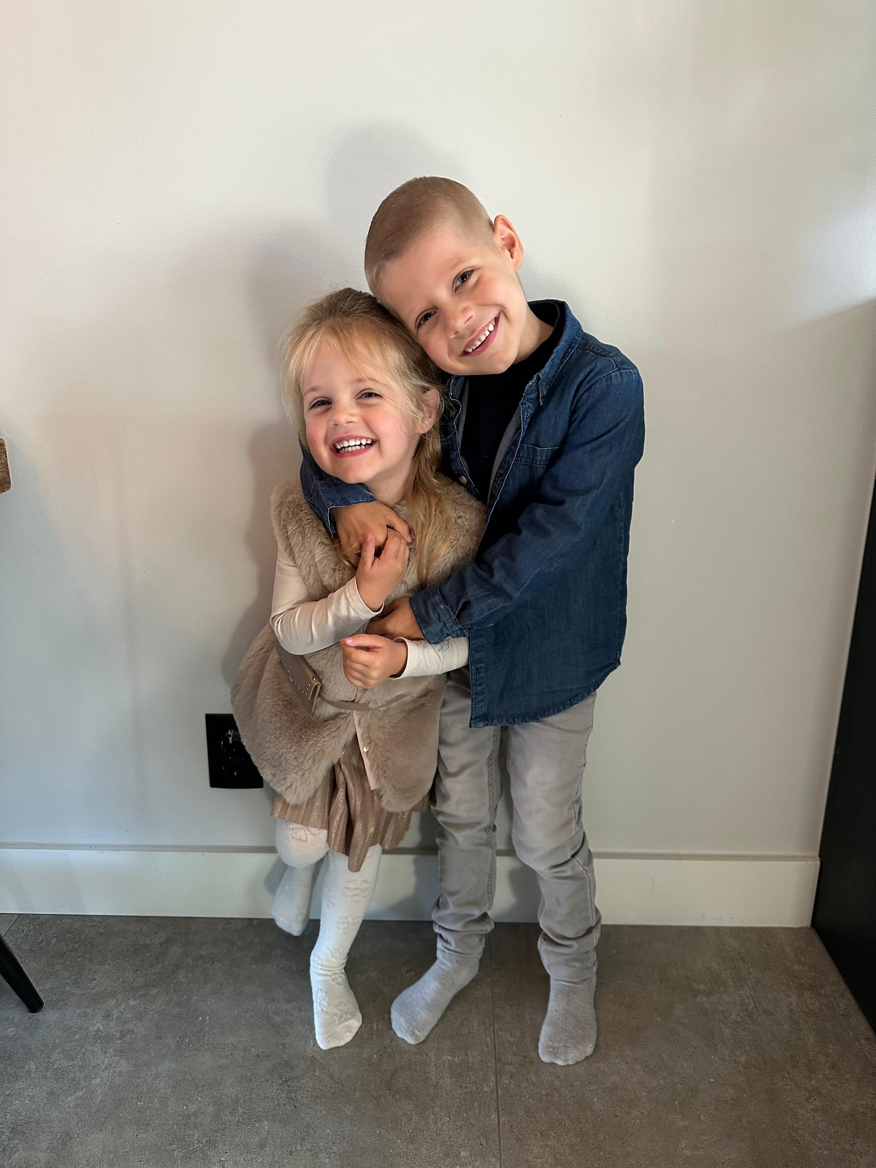 Lucas met zijn zusje