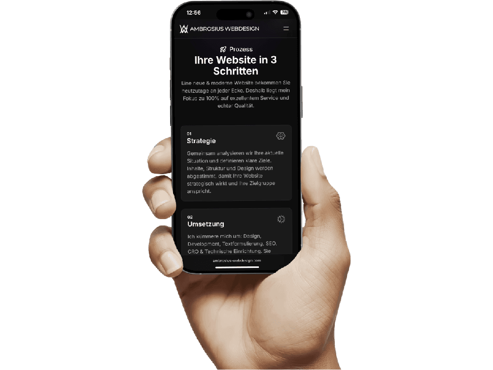 Hand hält Smartphone mit responsiver Website-Darstellung auf schwarzem Hintergrund