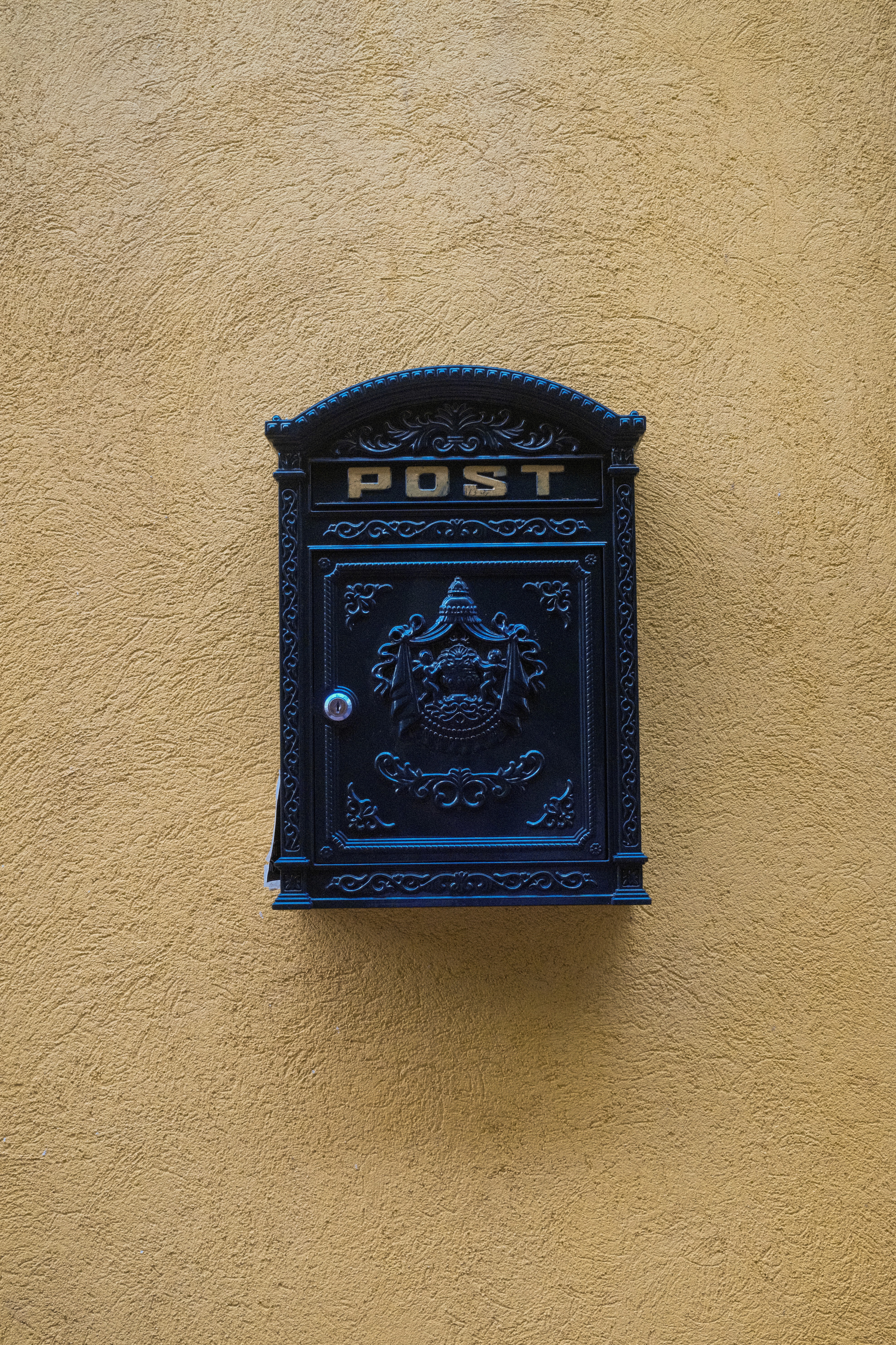 The best weddings start with a wow moment at the mailbox.