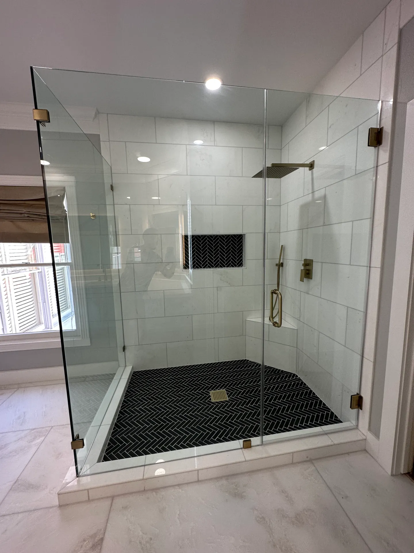 Corner enclosure