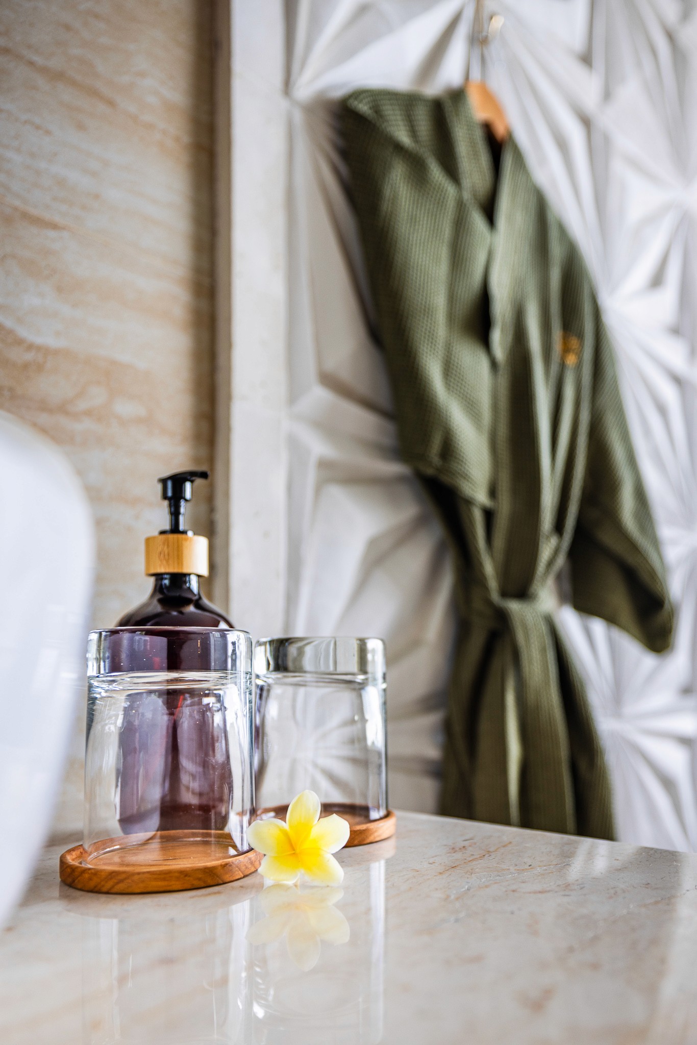Luxus-Badezimmer mit Naturdekor – Hochwertige Spa-Erfahrung in den Khastana Hadi Luxury Villas, Bali