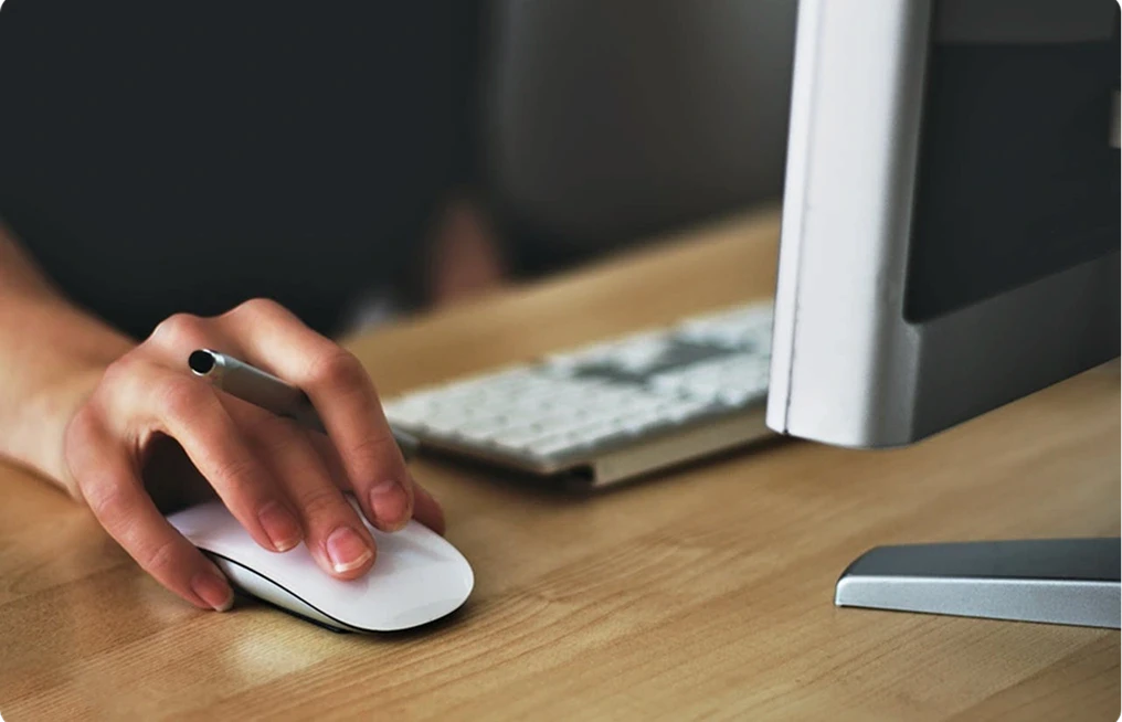 Persona che usa il mouse