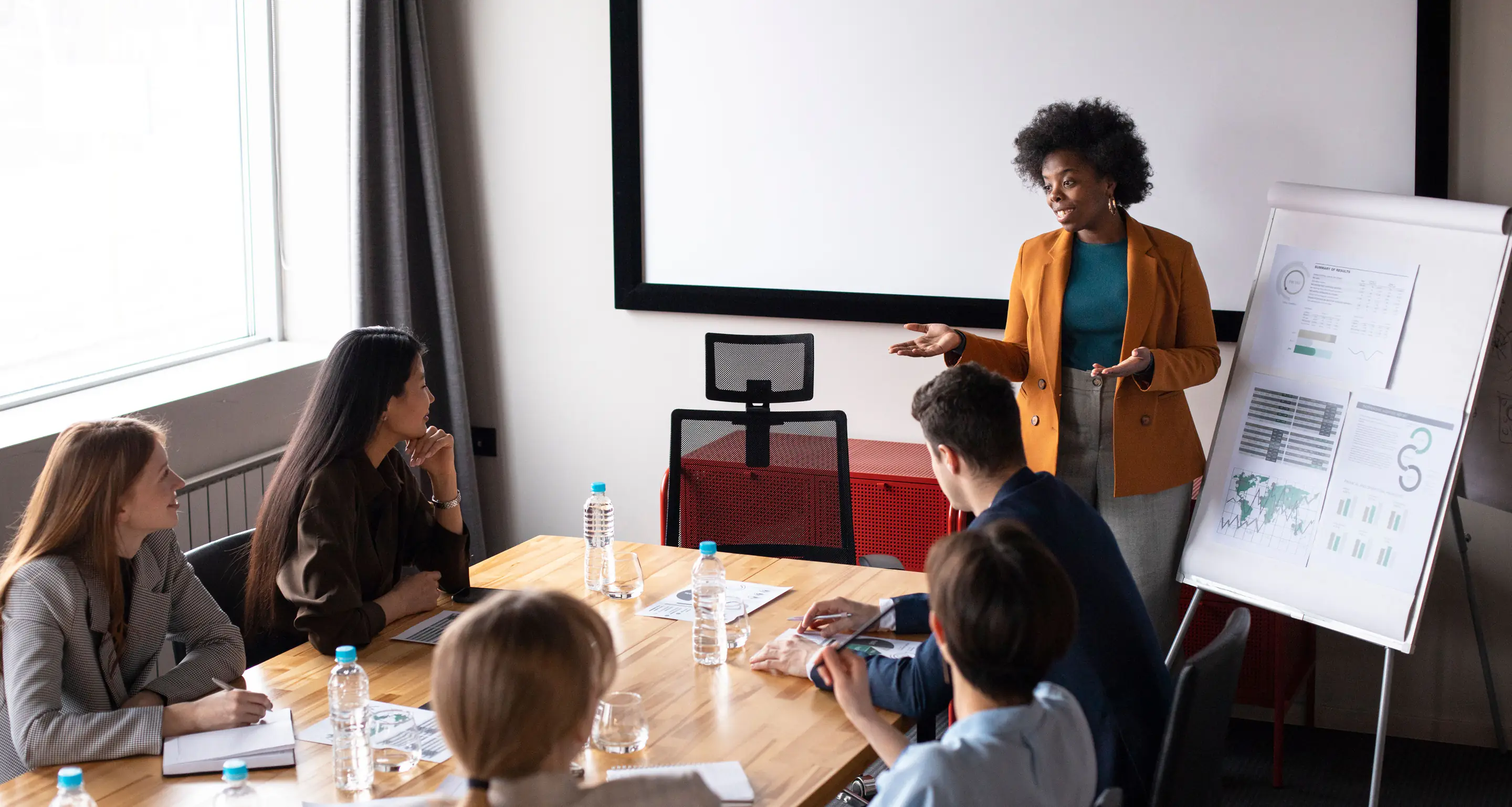 Formatrice animant une formation en groupe