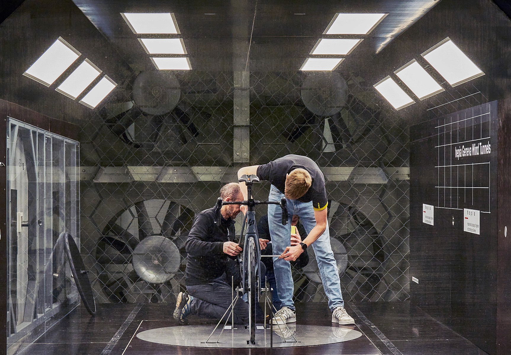 photographie reportage métier ingénieur dans soufflerie roue de vélo 