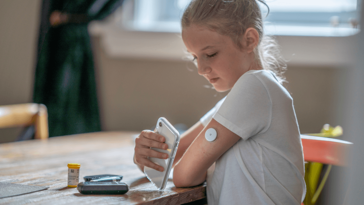 A young girl managing her diabetes via insulin capsules