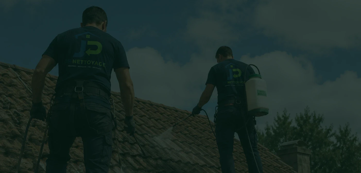 Équipe JP Nettoyage réalisant une intervention de nettoyage et traitement de toiture dans le Puy-de-Dôme.