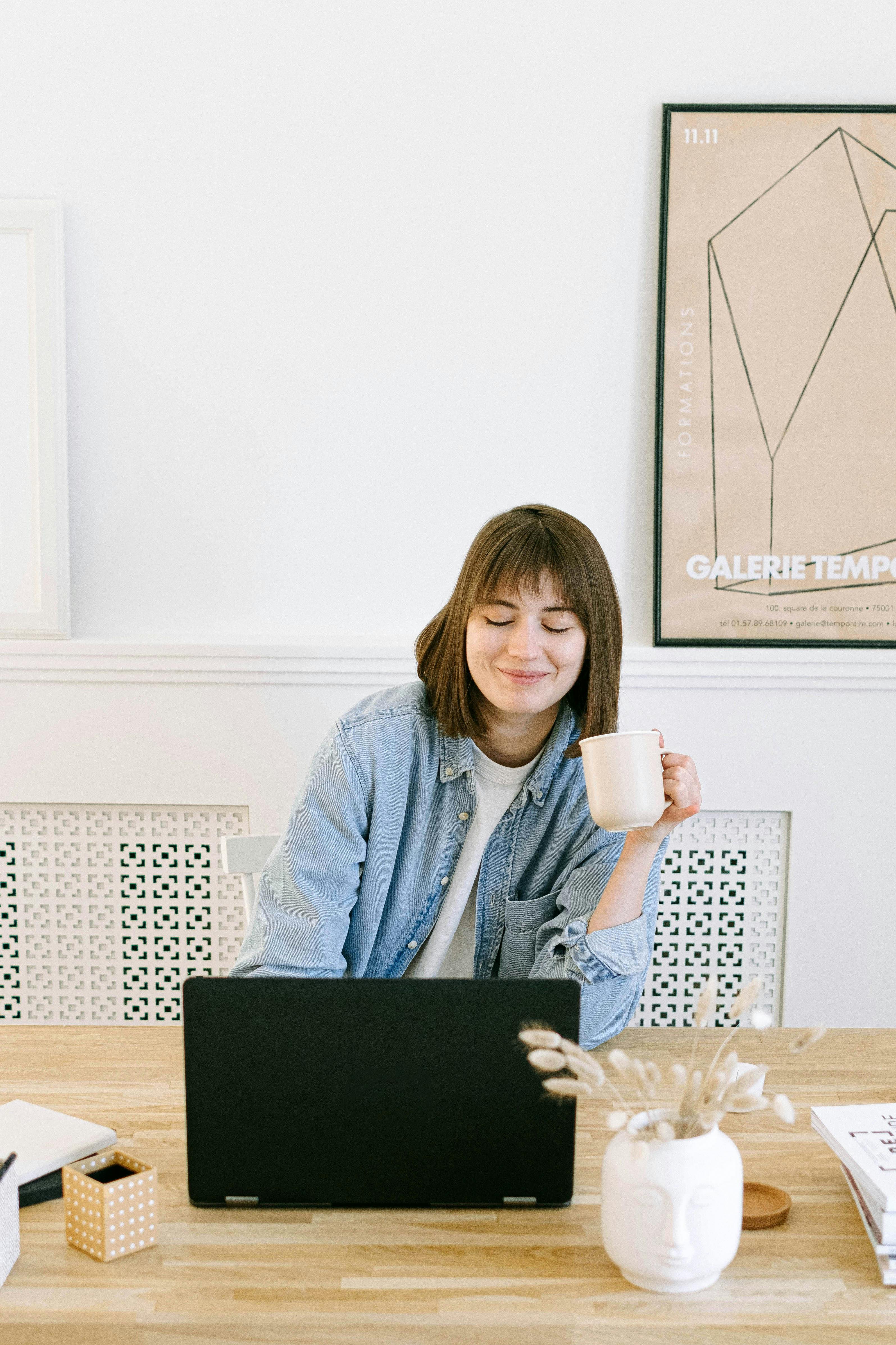 Donna concentrata al computer durante una lezione online o sessione di coaching, rappresentazione del modello formativo digitale e personalizzato di Course Clear.