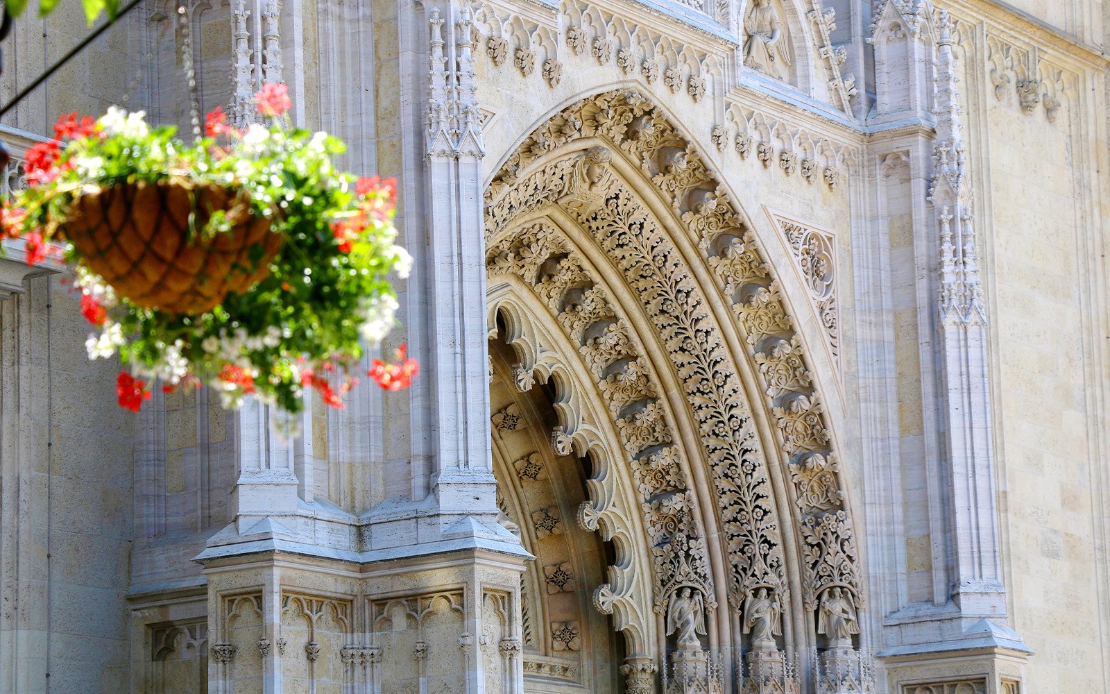 華麗的扎格雷布大教堂入口，懸掛著花籃。