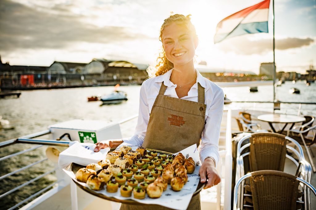 Stijlvolle champagne service en glaswerk tijdens high-end event catering