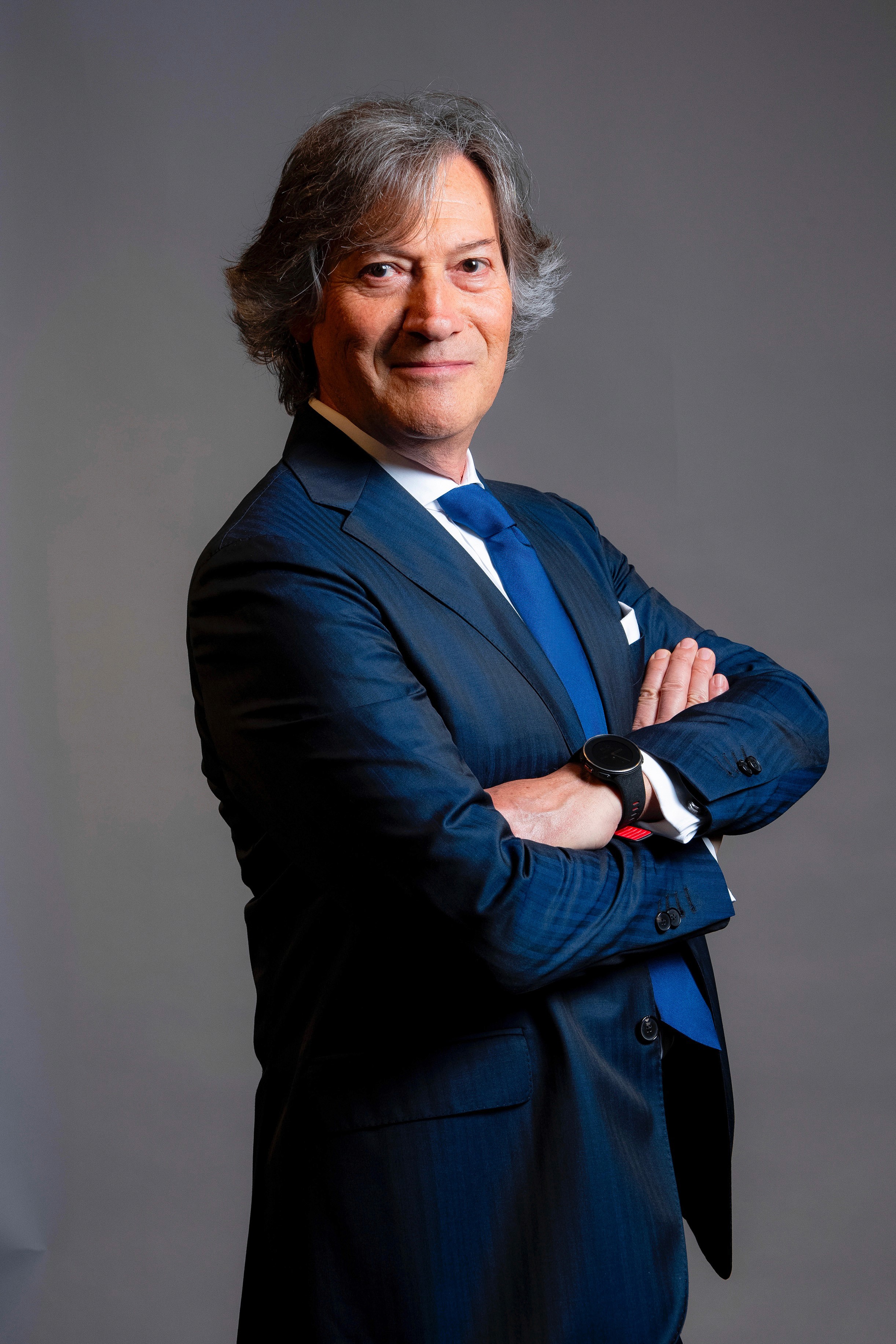 Ritratto professionale di un consulente senior di Cavani Consulting, simbolo di esperienza e leadership