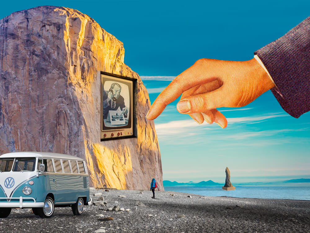 Este collage de furgoneta vintage junto a un paisaje surrealista con mano gigante y cuadro montañoso representa los servicios de consultoría y estrategia de marca.