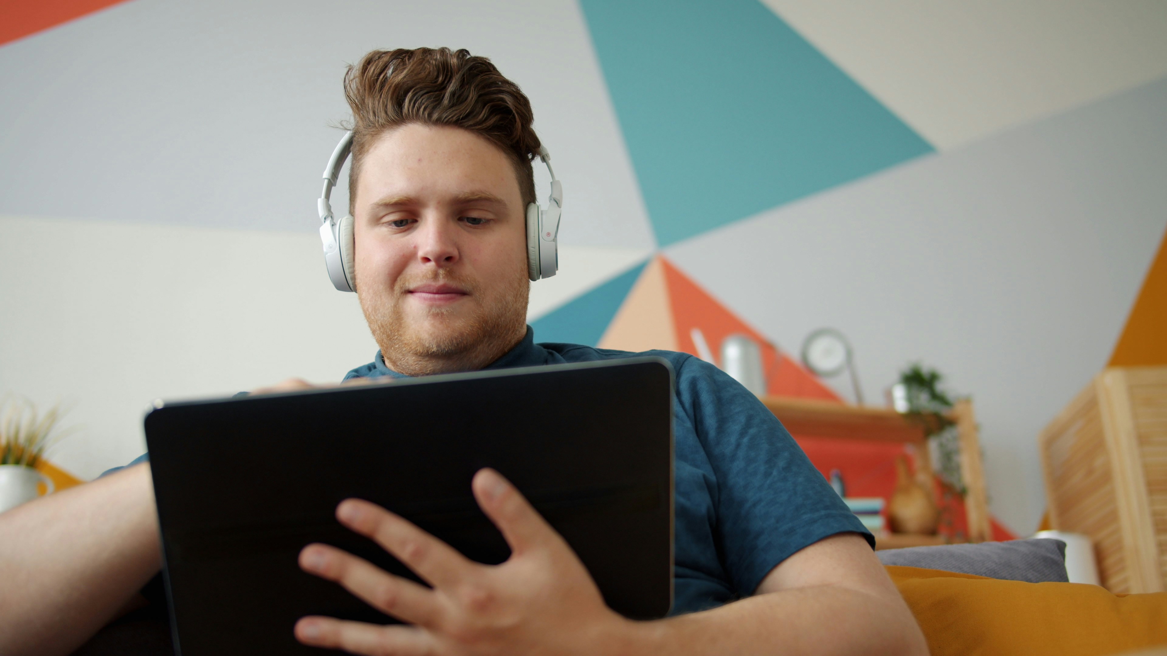 Imagen de hombre usando tablet