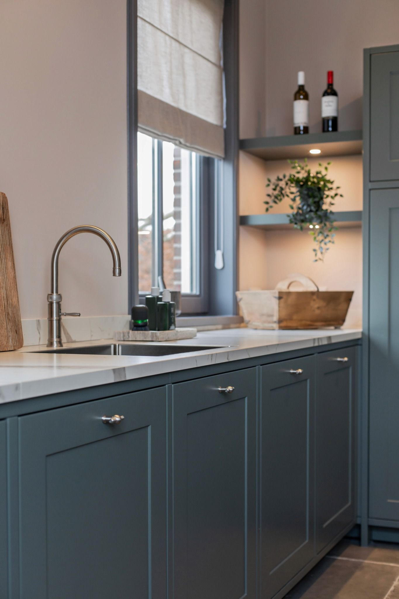 maatwerk keuken schuruwoning en donkergroen met marmer blad