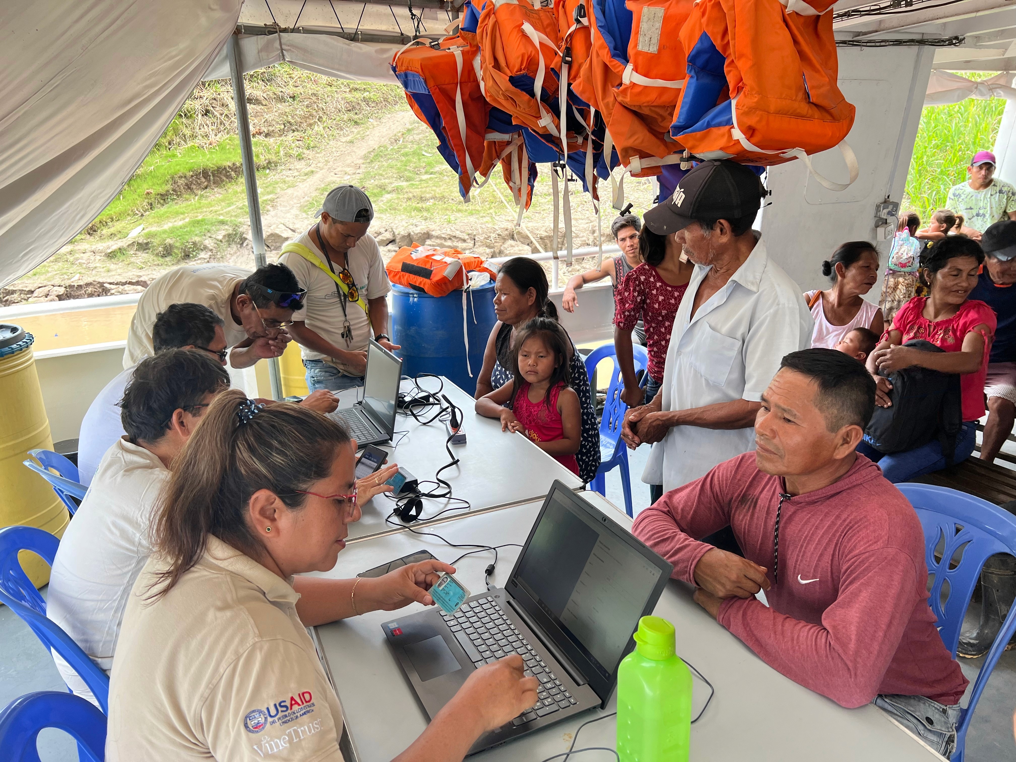 Personal usando Doctoc para atender a las comunidades de la amazonía