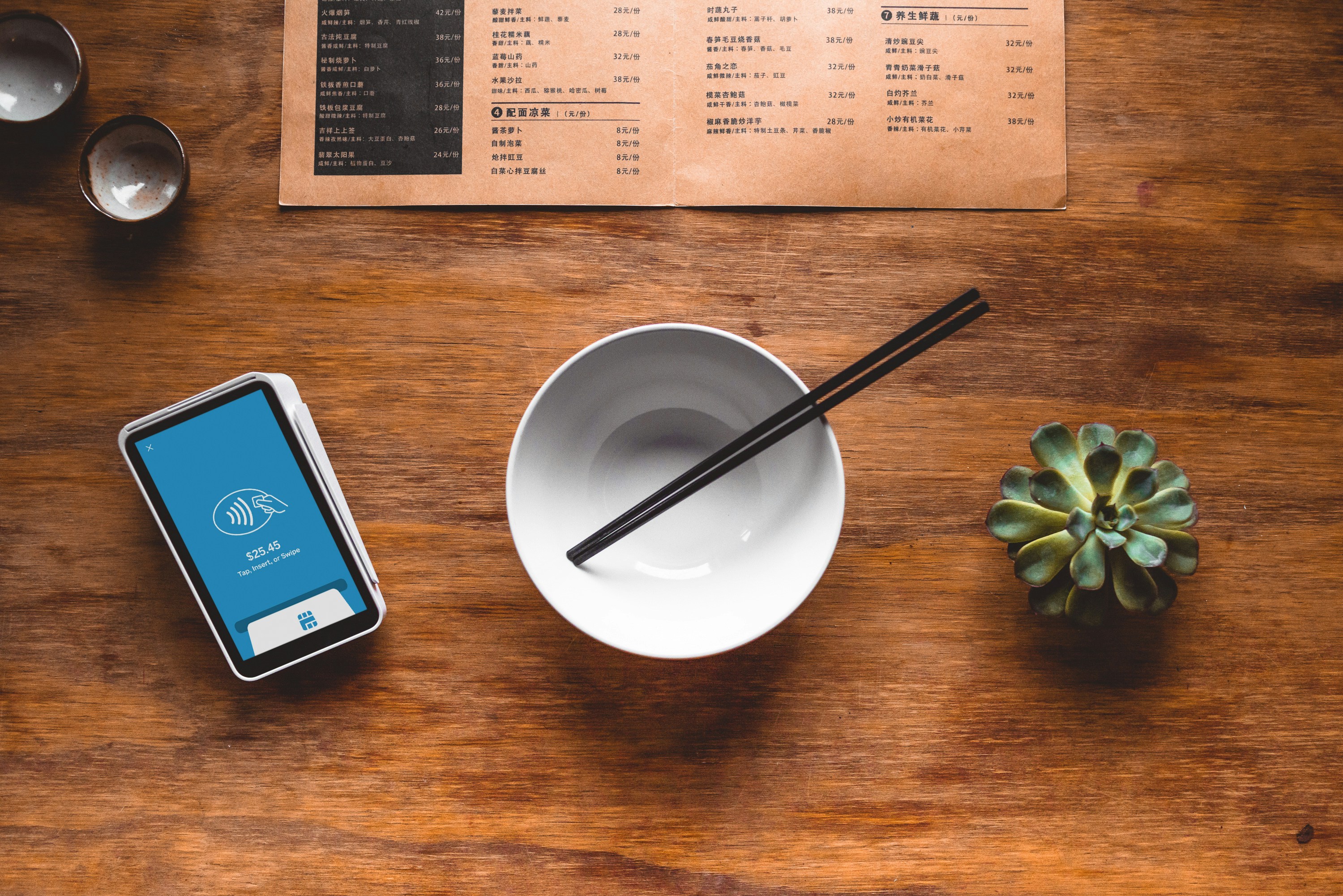 Restaurante vacío para analizar rentabilidad, carta y operación