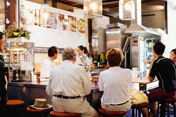 Personas disfrutando de una tarde en un bar