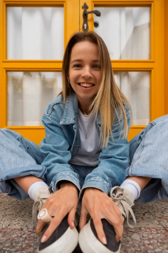 Joven adolescente sonriendo tras experiementar terapia en avellaneda