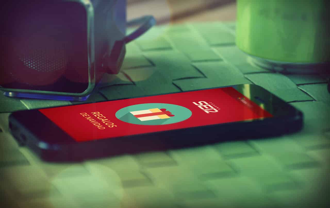 Teléfono inteligente con pantalla de aplicación de regalos de Navidad, tema de tecnología y festividades para cadena SER