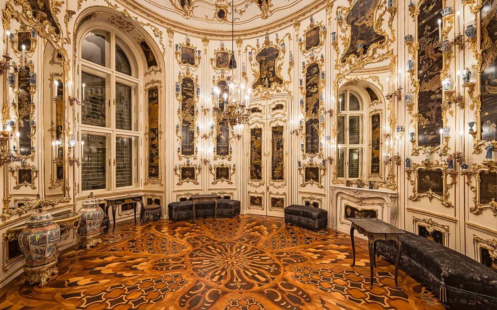 Interior ruangan mewah di Istana Schönbrunn, Wina, menampilkan lantai kayu yang rumit dan dinding dekoratif.