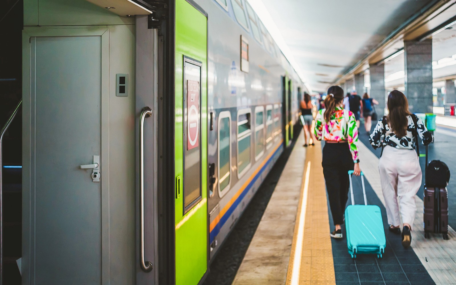 那不勒斯高铁站台,以及携带行李的旅客。