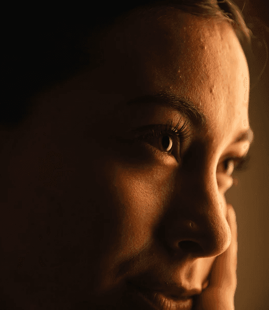 Ein gemütliches Wohnzimmer mit einem braunen Ecksofa.