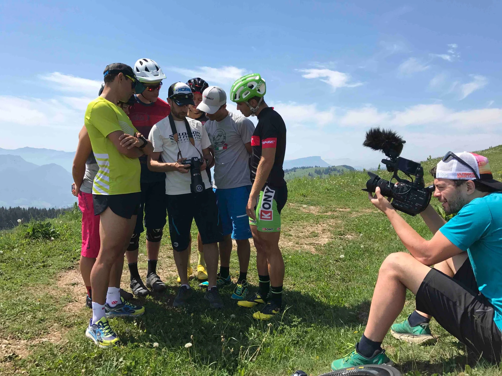 Coureurs VTT regardant les rush vidéos.