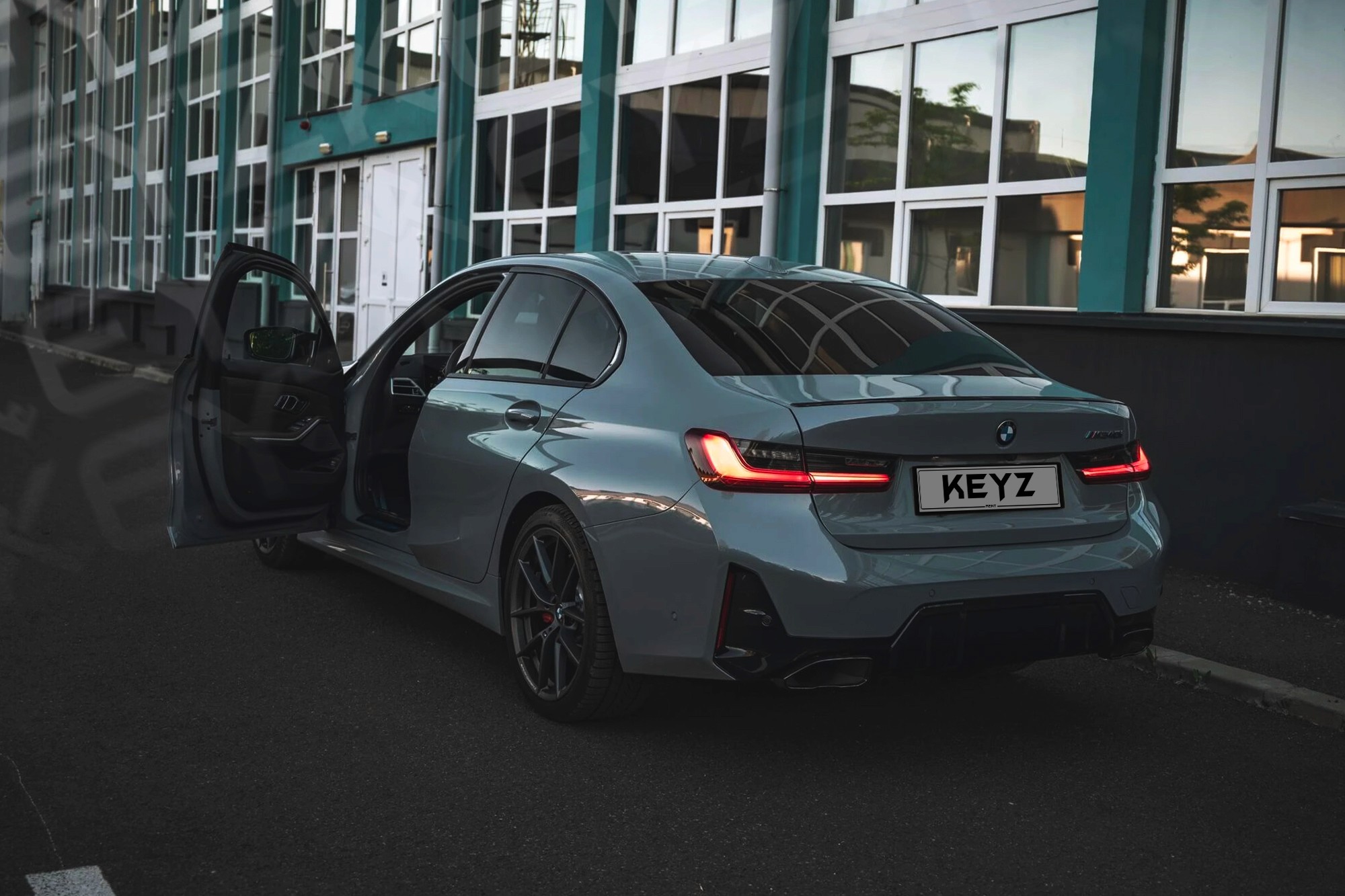 Vue extérieure arrière BMW M340i Gris – Location Sportive à Dubaï | Keyz Rent