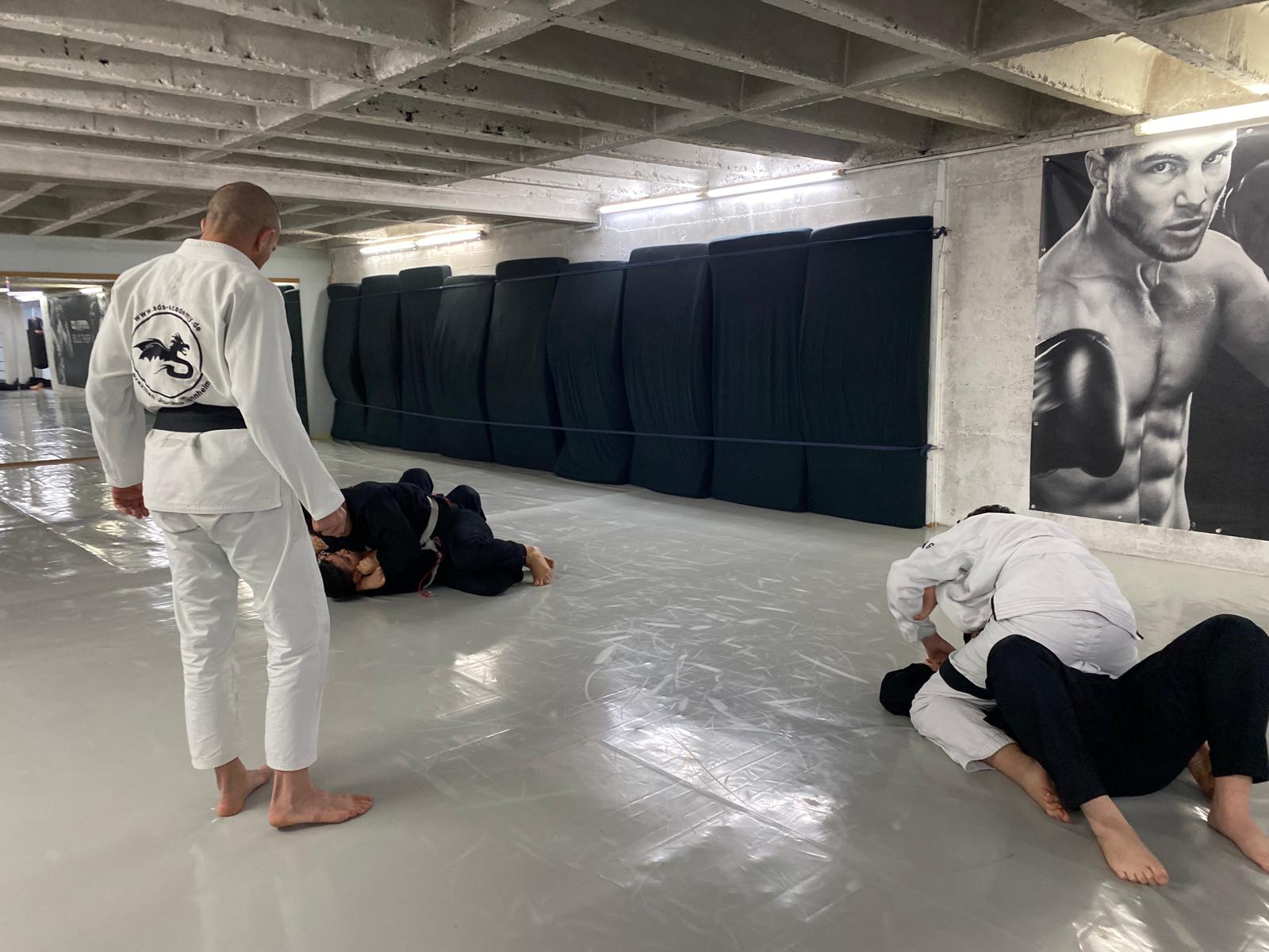 Demonstration von Selbstverteidigungstechniken im Training