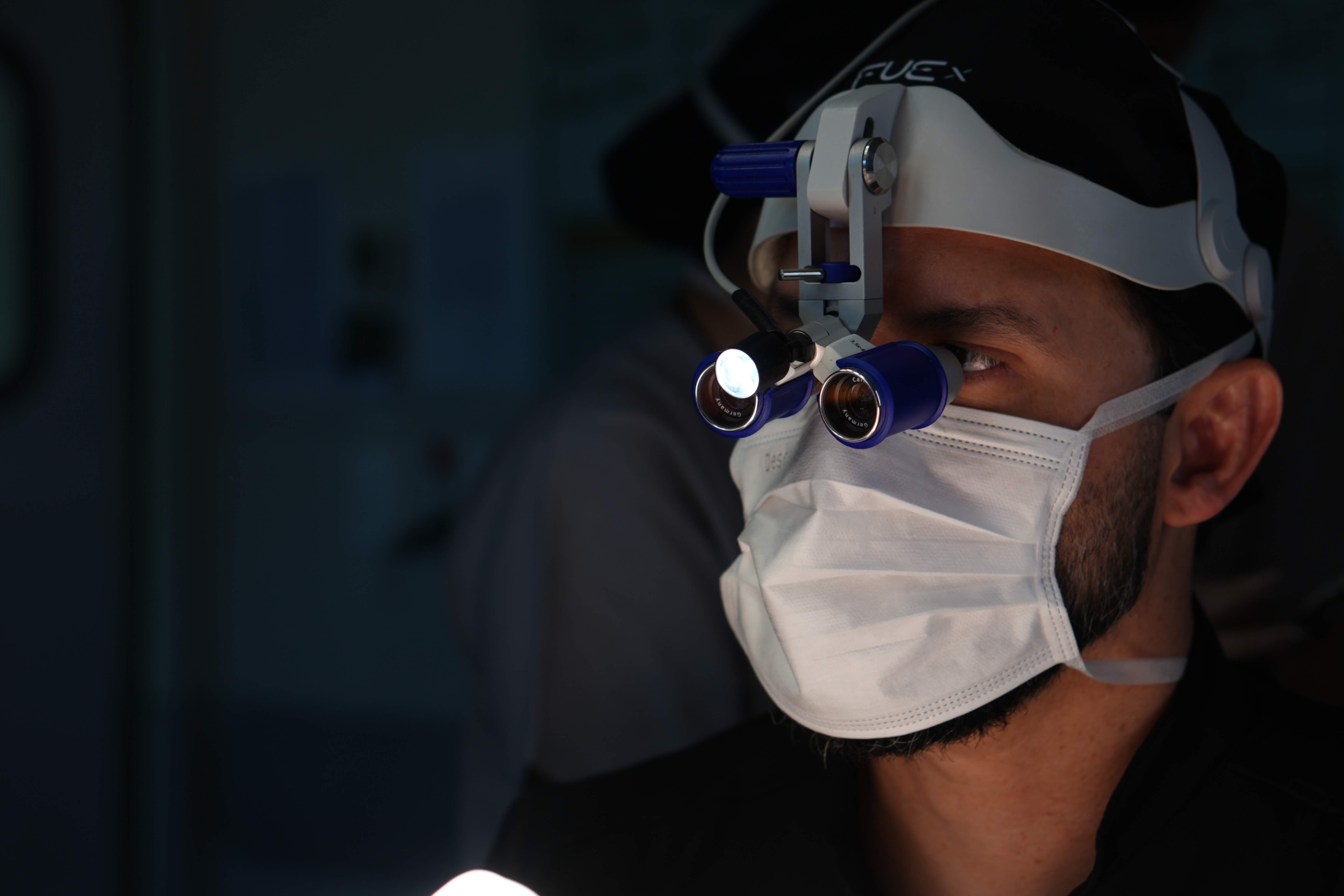 Foto Dr. Paulo Mioralli durante uma cirurgia de transplante capilar Fue.