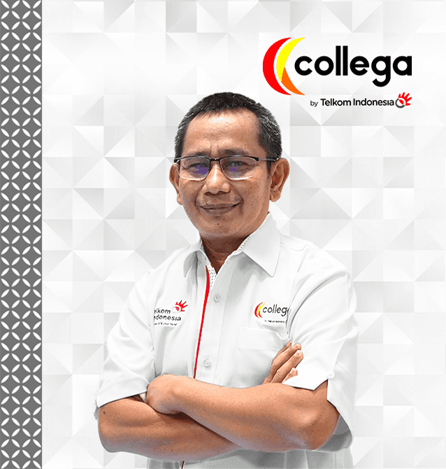 Foto portrait SVP Banking Application collega Lukman Gunawan menggunakan kemeja collega putih