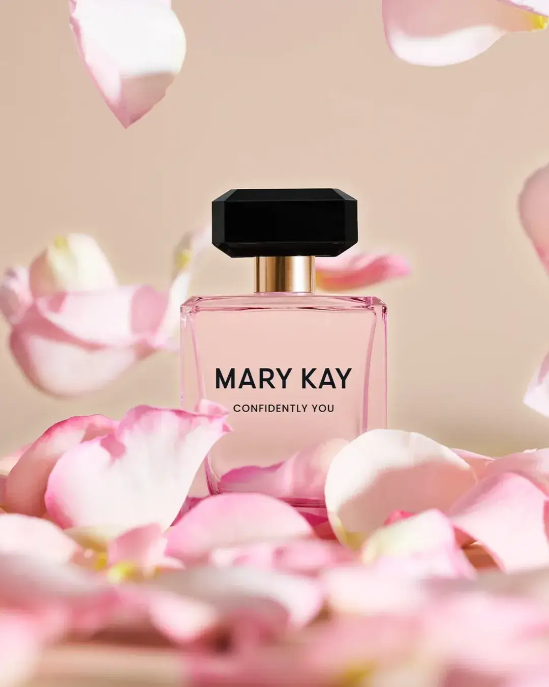 Mary Kay Confidently You Deo Parfum em composição sensorial com pétalas.