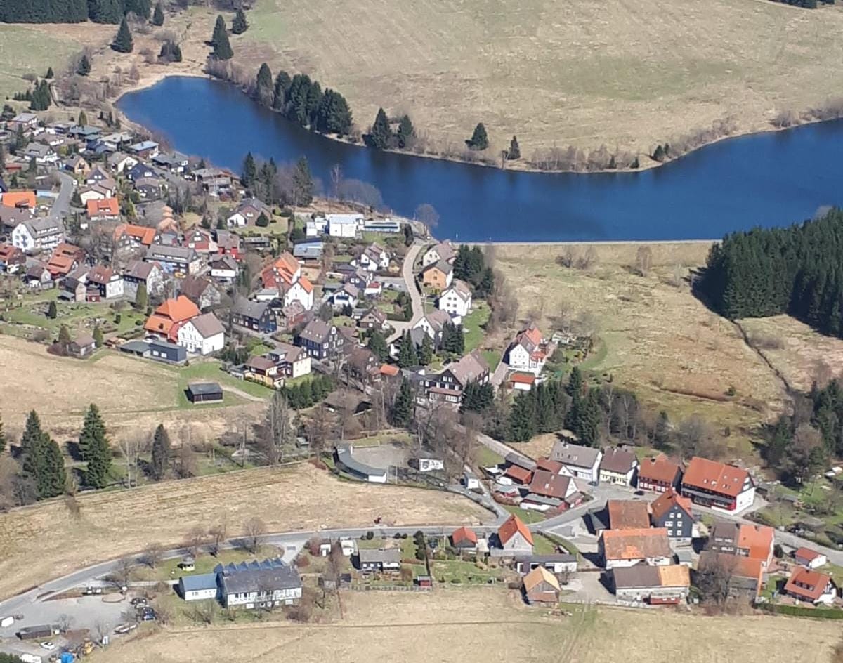 Luftaufnahme von Buntenbock im Oberharz. Ein idyllischer Ort mit Bergwiesen und Teichen.