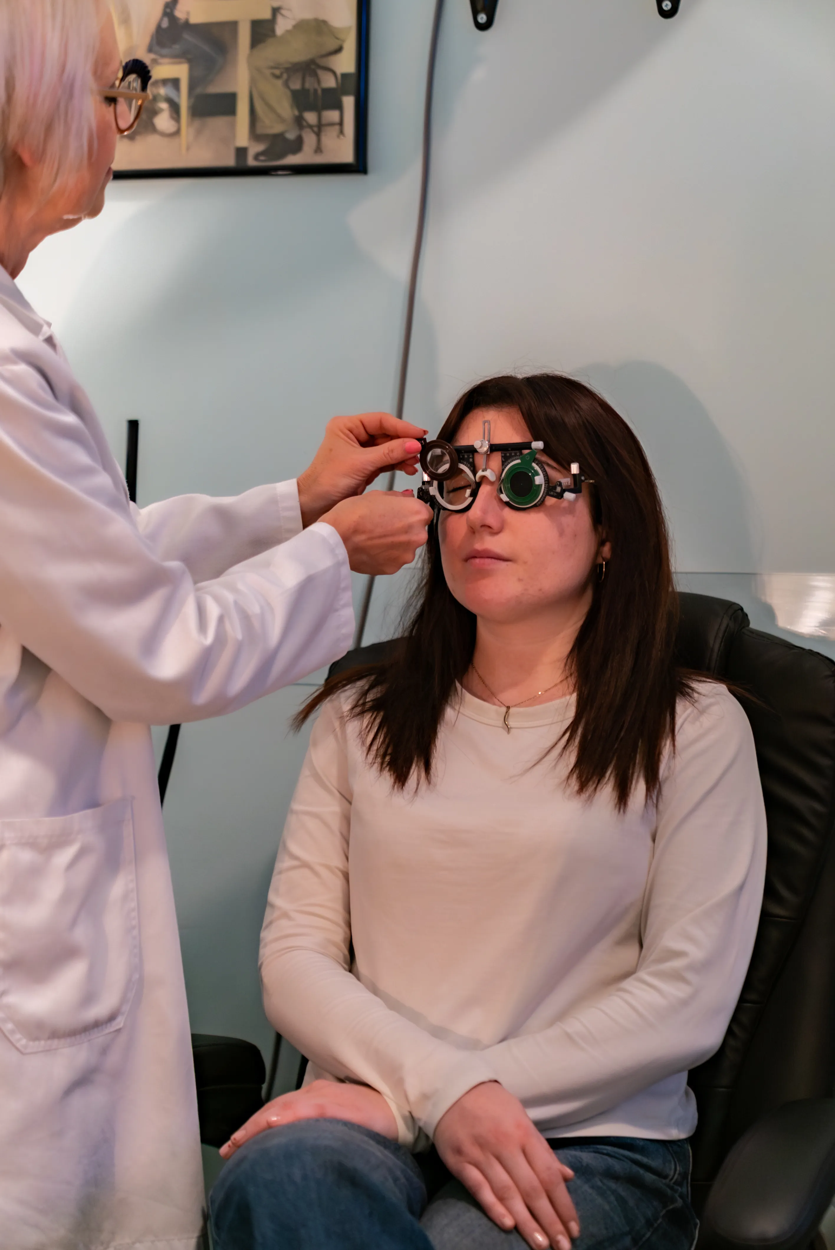 Cliente durante una misurazione visiva presso Ottica Dentella ad Ancona, mentre viene utilizzata una strumentazione ottica professionale per analizzare con precisione la visione e individuare la soluzione più adatta alle sue esigenze. L’immagine introduce i servizi ottici di Ottica Dentella, che comprendono misurazione visiva, tecnologie avanzate per l’analisi dell’occhio, biometria, applicazione di lenti a contatto, consulenza d’immagine, manutenzione, restauro e laboratorio, con un approccio personalizzato orientato a precisione, comfort visivo e qualità.