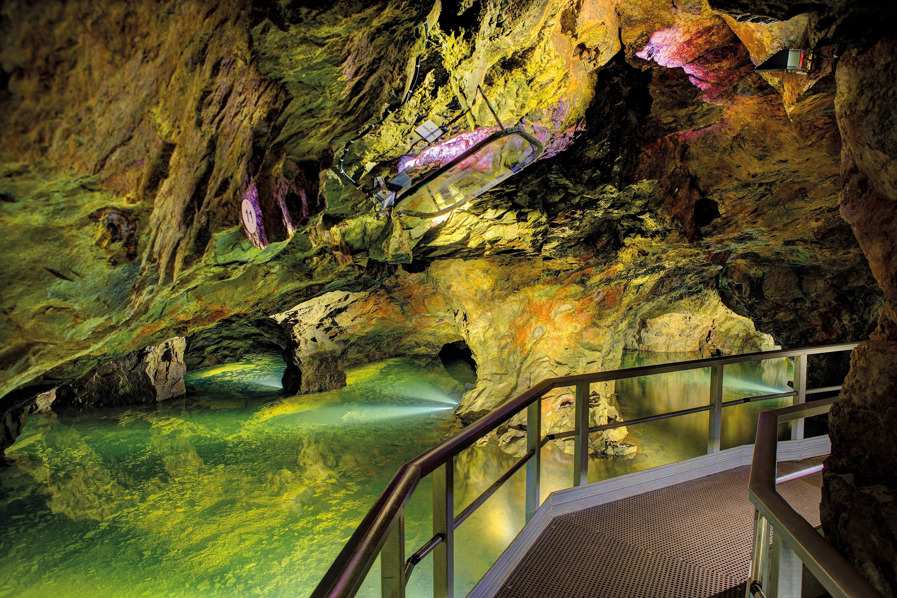 Edelsteinmine am Steinkaulenberg an der Nahe Tief unter der Erde verbergen sich rund um Idar-Oberstein funkelnde Schätze und jahrhundertealte Mineralien. Quarz, Achat, Jaspis, Amethyst oder Bergkristall gibt es in den Edelsteinminen im Steinkaulenberg zu entdecken. Sie sind die einzigen zugänglichen Mineralienminen in ganz Europa. Scheinwerfer und besondere Lichtquellen setzen die Minen imposant in Szene und schaffen eine magische und geheimnisvolle Atmosphäre.