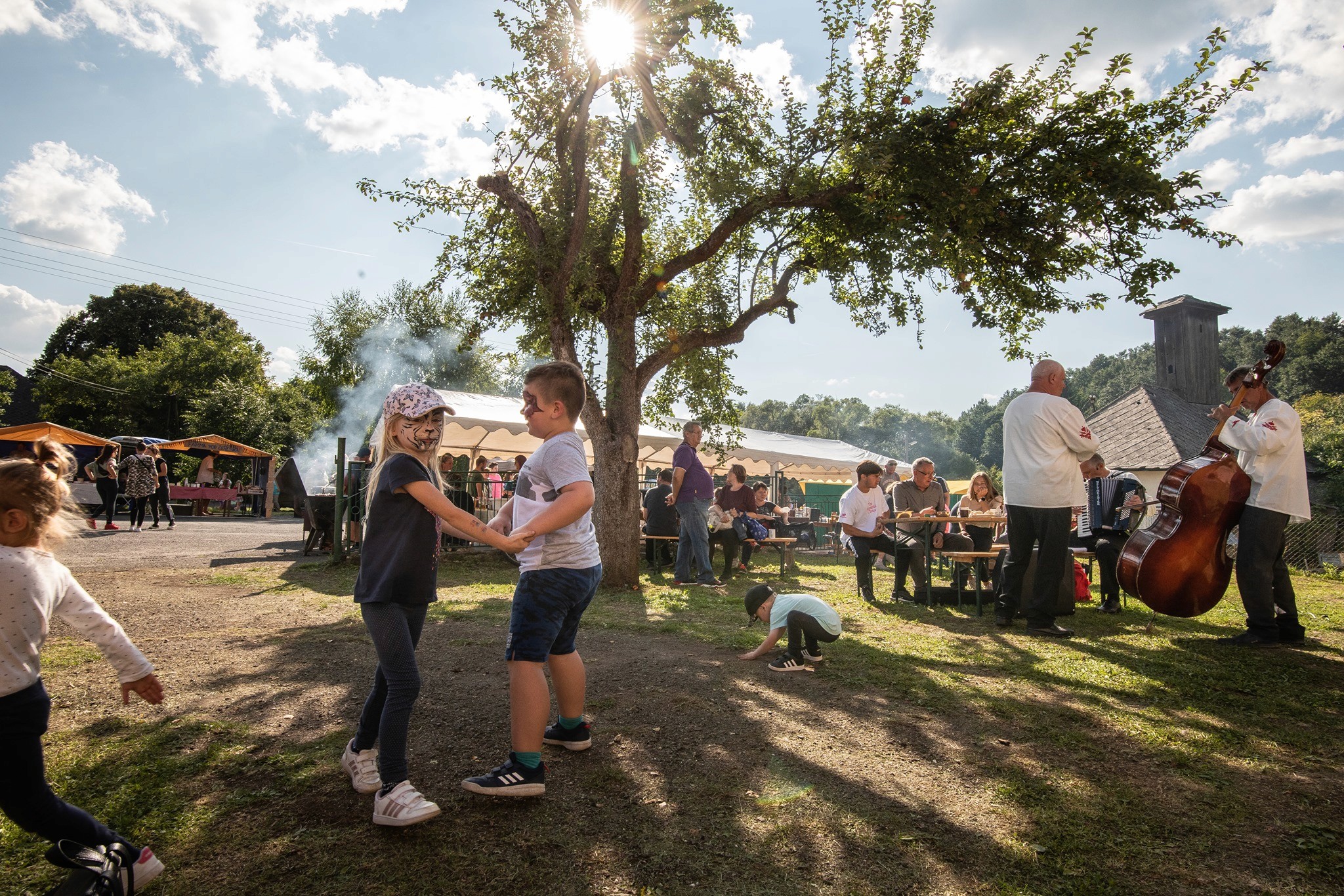 Deti tancujúce na zaježovskom jarmoku.