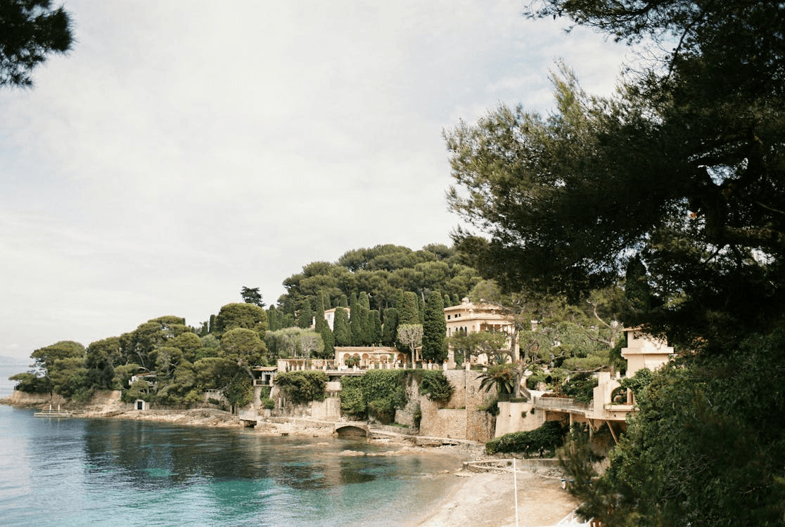 Villa d'exception avec piscine à débordement et héliport privé surplombant la baie de Monaco