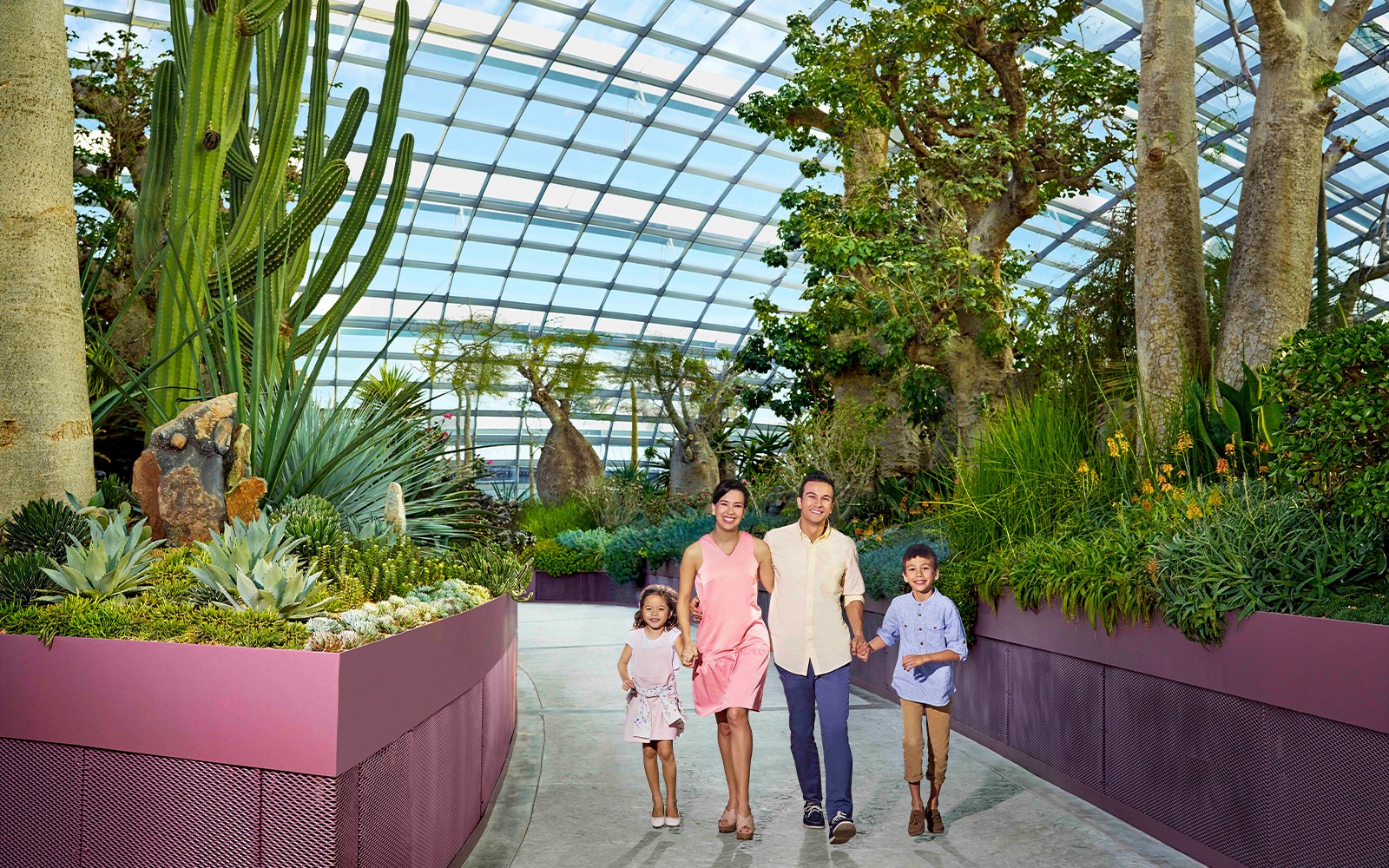 Famille se promenant dans la serre des Gardens by the Bay à Singapour.