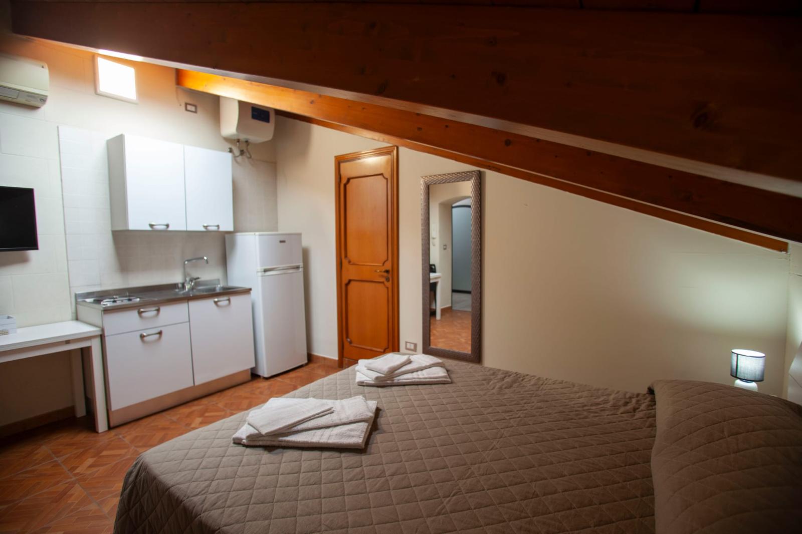 Camera La Dimora del Silenzio con soffitto in legno a Matera