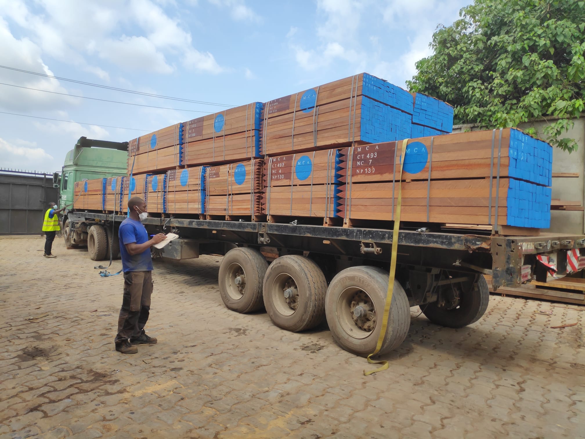 vrachtwagen met tropisch hardhout