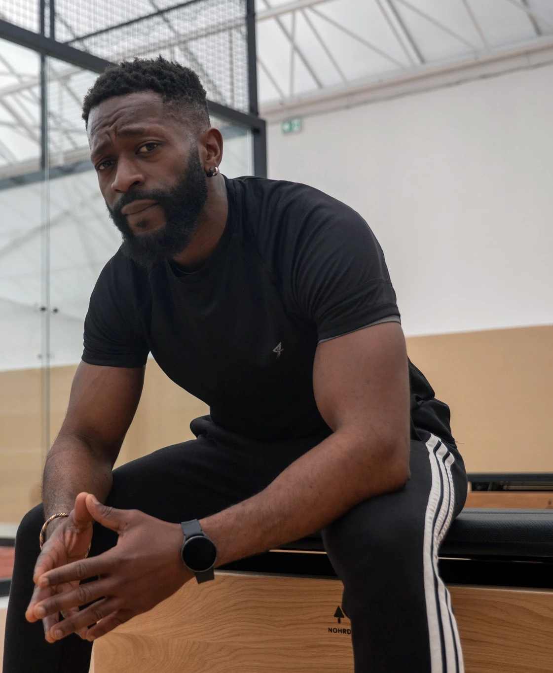 Homme en position de squat, entraînement sportif en salle. Exercices de musculation.