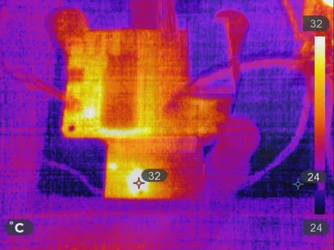 Thermal image on the 5V auxiliary input: mild heating with a 32°C hotspot