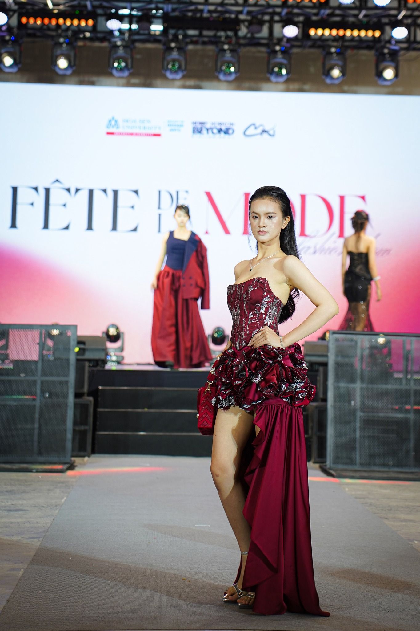 Sinh viên HSU khẳng định bản sắc trên sàn diễn FÊTE DE LA MODE tại Hobby Horizon Beyond 2025